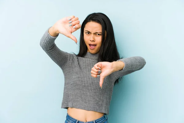 Jovem Chinesa Isolada Fundo Azul Mostrando Polegar Para Baixo Expressando — Fotografia de Stock