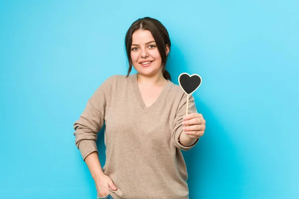 Jovem Mais Tamanho Mulher Curvilínea Segurando Uma Forma Coração Feliz — Fotografia de Stock