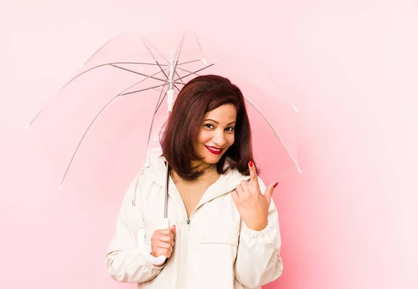 Middelbare Leeftijd Latijnse Vrouw Draagt Een Paraplu Geïsoleerd Wijzend Met — Stockfoto