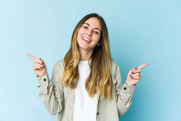 Giovane Donna Caucasica Isolata Sfondo Blu Che Punta Diversi Spazi — Foto Stock