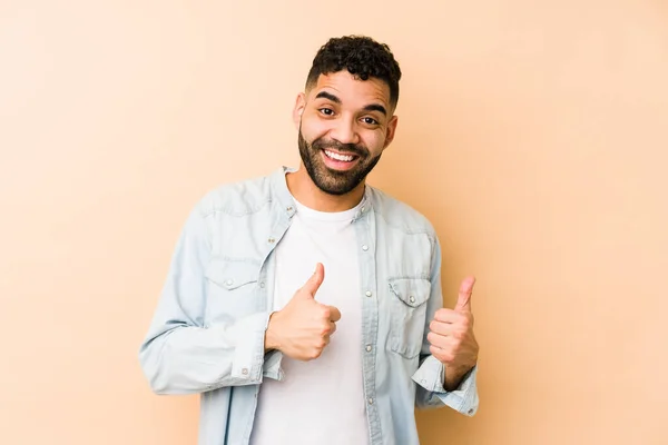 Joven Mestizo Árabe Aislado Levantando Ambos Pulgares Hacia Arriba Sonriente — Foto de Stock