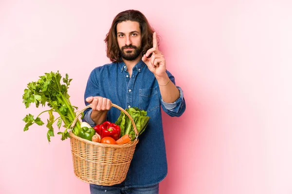 Joven Recogiendo Verduras Orgánicas Jardín Aislado Mostrando Número Uno Con — Foto de Stock