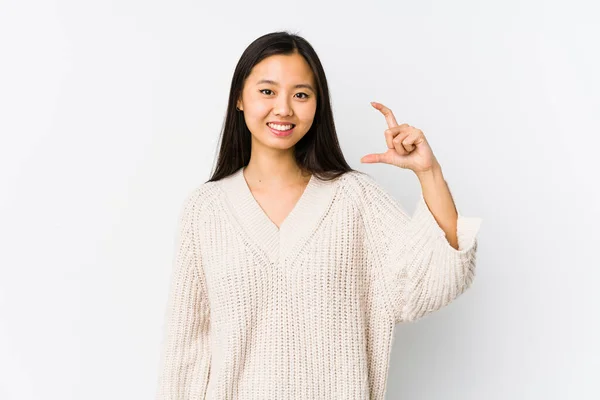 Jonge Chinese Vrouw Geïsoleerd Houden Iets Weinig Met Wijsvingers Glimlachen — Stockfoto
