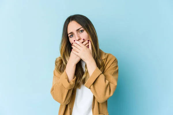 Giovane Donna Caucasica Isolata Sfondo Blu Che Copre Bocca Con — Foto Stock