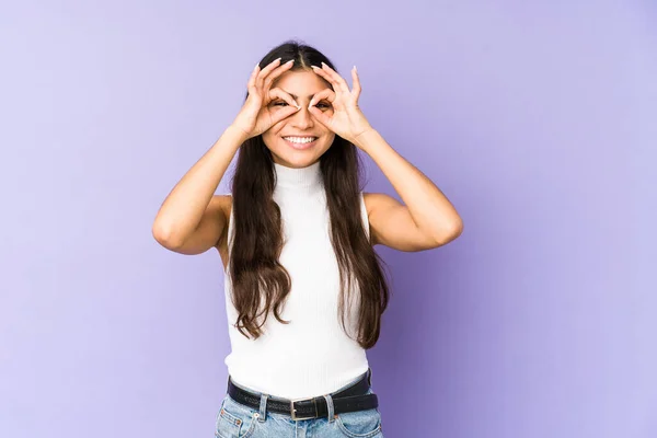 Jong Indisch Vrouw Geïsoleerd Paars Achtergrond Tonen Oke Teken Ogen — Stockfoto