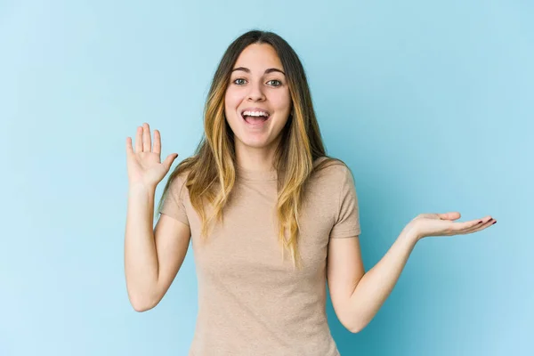 Wanita Muda Kaukasia Yang Terisolasi Latar Belakang Biru Memegang Ruang — Stok Foto