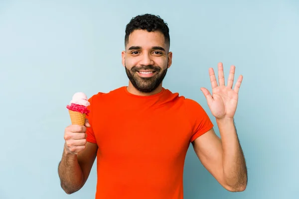 Mladý Latinský Muž Drží Zmrzlinu Izolované Úsměv Veselý Ukazující Číslo — Stock fotografie