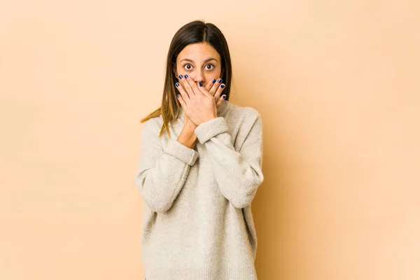 Mujer Joven Aislada Sobre Fondo Beige Impactada Cubriendo Boca Con — Foto de Stock