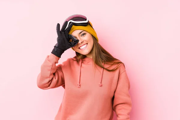 Jovem Caucasiana Vestindo Uma Roupa Esqui Isolado Animado Mantendo Gesto — Fotografia de Stock