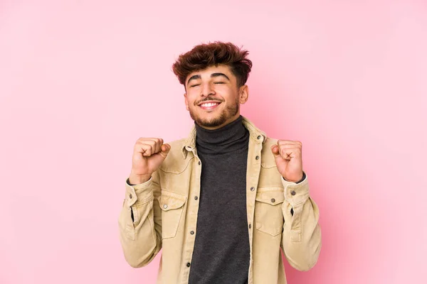 Mladý Arabský Muž Pózující Pozadí Osamoceně Zvedající Pěst Šťastný Úspěšný — Stock fotografie