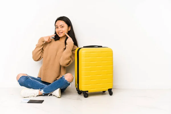 Giovane Donna Viaggiatrice Cinese Seduta Sul Pavimento Con Una Valigia — Foto Stock