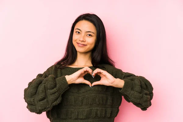 Pembe Arka Planda Izole Edilmiş Genç Çinli Kadın Gülümsüyor Elleriyle — Stok fotoğraf