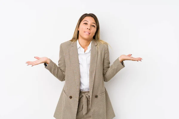 Young Caucasian Business Woman Isolated Confused Doubtful Shrugging Shoulders Hold — Stock Photo, Image