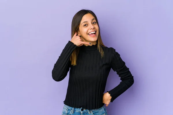 Mujer Joven Aislada Sobre Fondo Púrpura Mostrando Gesto Llamada Teléfono —  Fotos de Stock