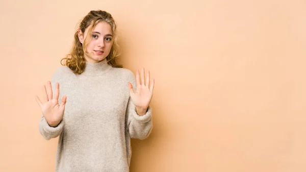 Giovane Donna Caucasica Isolata Sfondo Beige Che Rifiuta Qualcuno Mostrando — Foto Stock