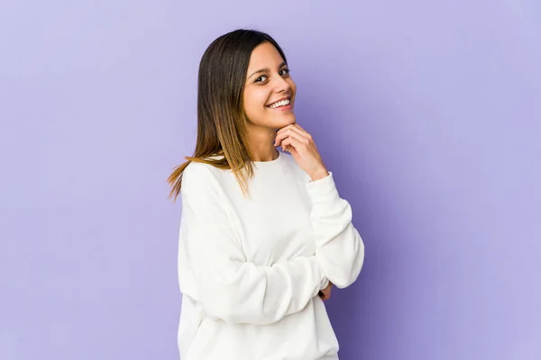 Mujer Joven Aislada Sobre Fondo Púrpura Sonriendo Feliz Confiado Tocando —  Fotos de Stock