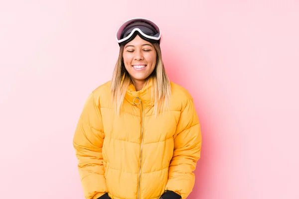 Mulher Branca Jovem Vestindo Uma Roupa Esqui Fundo Rosa Fecha — Fotografia de Stock