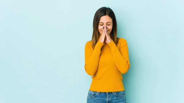 Giovane Donna Isolata Sfondo Blu Che Tiene Mano Preghiera Vicino — Foto Stock