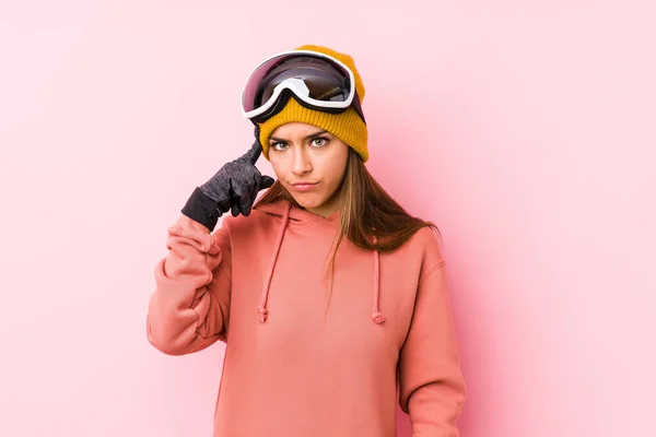 Jonge Blanke Vrouw Draagt Een Ski Kleding Geïsoleerde Wijzende Tempel — Stockfoto
