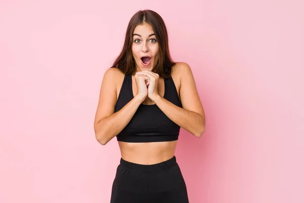 Junge Kaukasische Fitnessfrau Treibt Isoliert Sport Und Betet Glück Staunt — Stockfoto