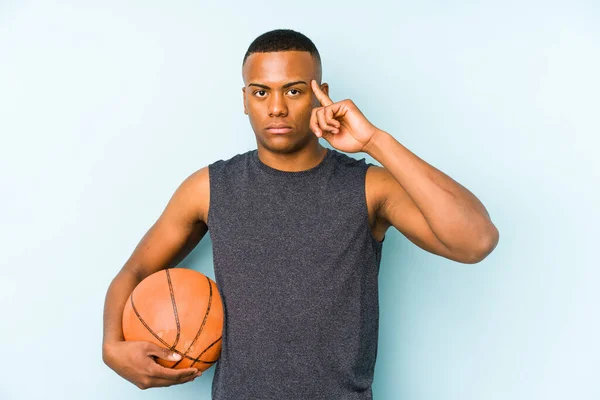 Joven Colombiano Jugando Baloncesto Aislado Apuntando Templo Con Dedo Pensando — Foto de Stock