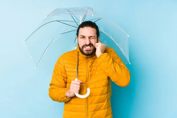 头戴长发 手持雨伞 双手捂住耳朵的年轻人 — 图库照片