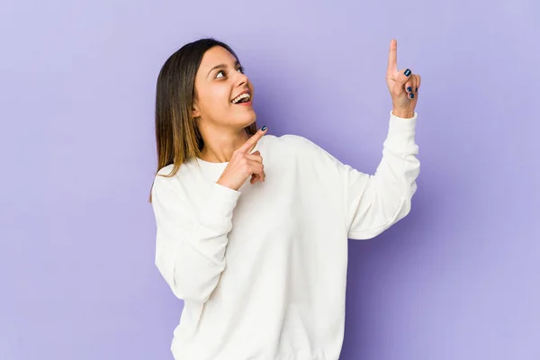 Giovane Donna Isolata Sfondo Viola Ballare Divertirsi — Foto Stock