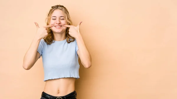 Mujer Joven Caucásica Aislada Sobre Fondo Beige Sonríe Señalando Con — Foto de Stock