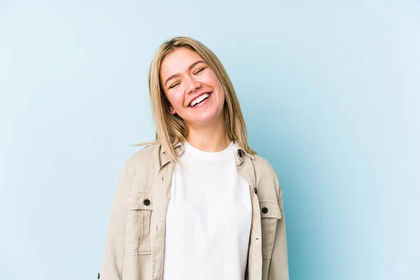 Giovane Donna Caucasica Bionda Isolata Rilassata Felice Ridere Collo Teso — Foto Stock