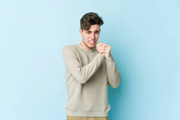 Joven Caucásico Aislado Sobre Fondo Azul Asustado Asustado — Foto de Stock