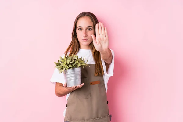 Jovem Jardineiro Caucasiano Mulher Isolada Com Mão Estendida Mostrando Sinal — Fotografia de Stock