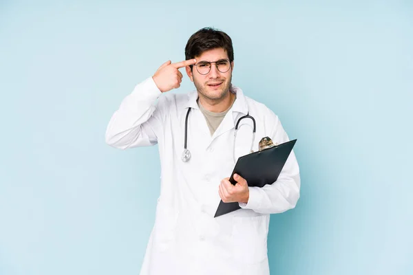 Junger Arzt Isoliert Auf Blauem Hintergrund Mit Enttäuschender Geste Mit — Stockfoto
