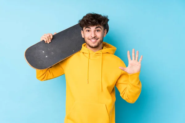 Jovem Árabe Skater Homem Isolado Sorrindo Alegre Mostrando Número Cinco — Fotografia de Stock