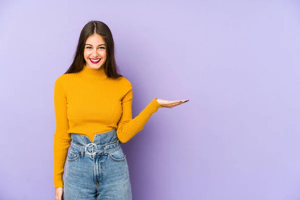 Giovane Donna Caucasica Isolata Sfondo Viola Mostrando Uno Spazio Copia — Foto Stock