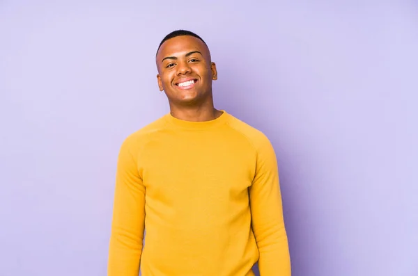 Jovem Latino Isolado Fundo Roxo Feliz Sorridente Alegre — Fotografia de Stock