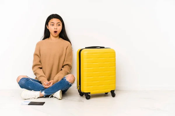 若いです中国人旅行者女性座っています上の床にスーツケース隔離されているショックを受けている彼女は何かを見てきました — ストック写真
