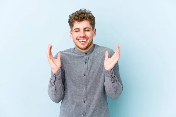 Jonge Blonde Krullend Haar Blanke Man Geïsoleerd Vrolijke Lachen Veel — Stockfoto