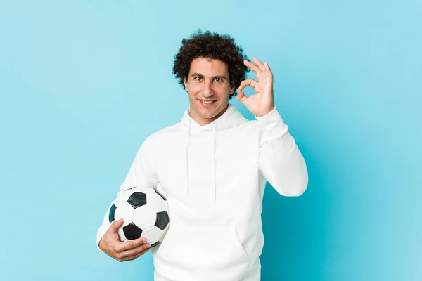 Homem Desportivo Segurando Uma Bola Futebol Alegre Confiante Mostrando Gesto — Fotografia de Stock