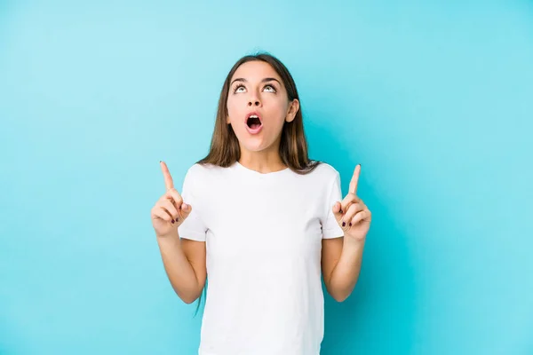 Jeune Femme Caucasienne Isolée Pointant Envers Avec Bouche Ouverte — Photo