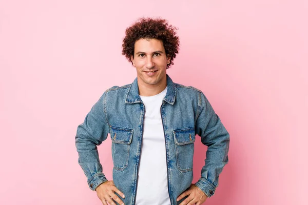 Uomo Riccio Maturo Indossa Una Giacca Denim Sfondo Rosa Fiducioso — Foto Stock