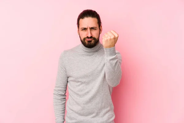 Giovane Uomo Capelli Lunghi Isolato Uno Sfondo Rosa Mostrando Pugno — Foto Stock