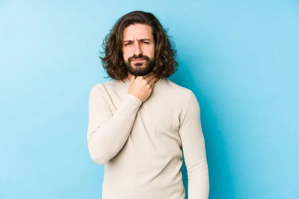 Jeune Homme Aux Cheveux Longs Isolé Sur Fond Bleu Souffre — Photo