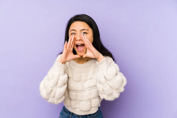 Joven Mujer China Aislada Sobre Fondo Púrpura Gritando Emocionada Frente —  Fotos de Stock