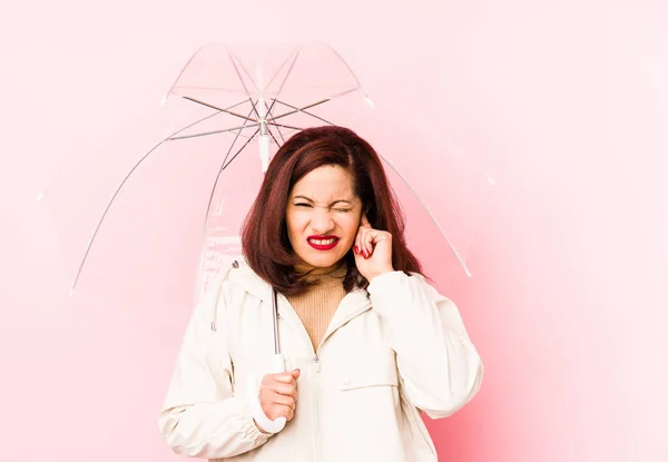 Middelbare Leeftijd Latijnse Vrouw Draagt Een Paraplu Geïsoleerde Bedekking Oren — Stockfoto