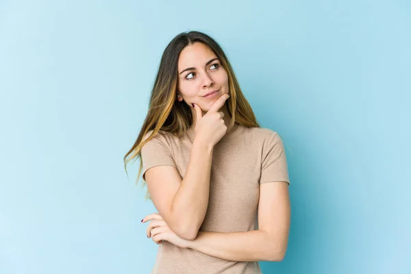 Ung Kaukasisk Kvinna Isolerad Blå Bakgrund Tänkande Och Tittar Upp — Stockfoto