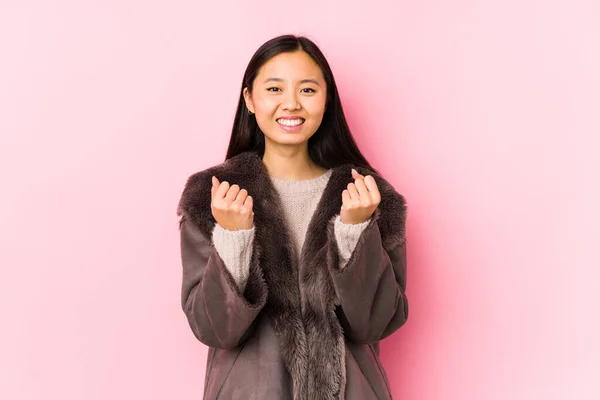 Joven Mujer China Usando Abrigo Aislado Animando Despreocupado Emocionado Concepto — Foto de Stock