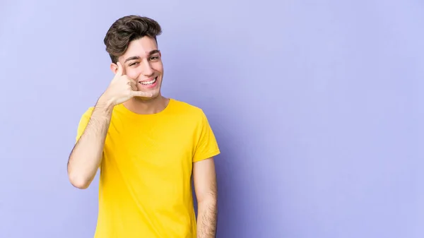 Jovem Caucasiano Isolado Fundo Roxo Mostrando Gesto Chamada Telefone Celular — Fotografia de Stock