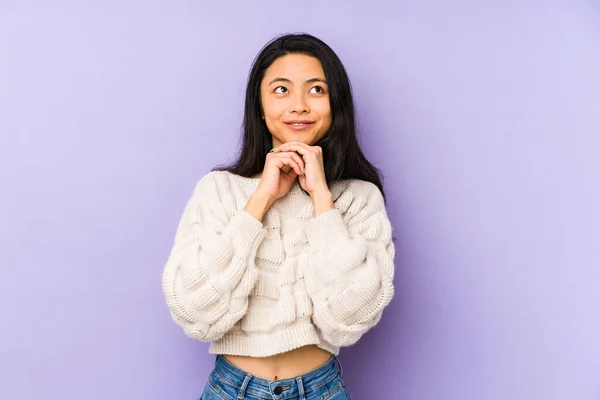 Giovane Donna Cinese Isolata Uno Sfondo Viola Tiene Mani Sotto — Foto Stock