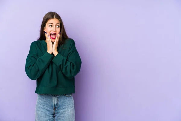 Jovem Mulher Caucasiana Isolado Fundo Roxo Assustado Com Medo — Fotografia de Stock