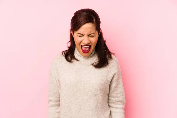 Mujer Latina Mediana Edad Aislada Sobre Fondo Rosa Gritando Muy — Foto de Stock